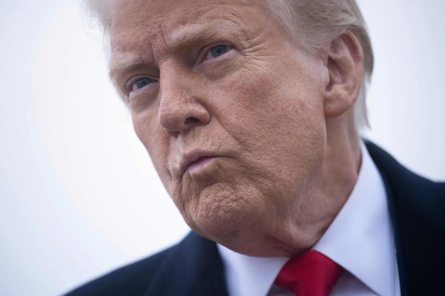 USA's præsident, Donald Trump, har ikke villet afvise brug af militær magt i Grønland. Eksperter ser det som usandsynligt, at det sker, men det er svært at stoppe en præsident, som beslutter sig for at gå den vej, betoner de også.