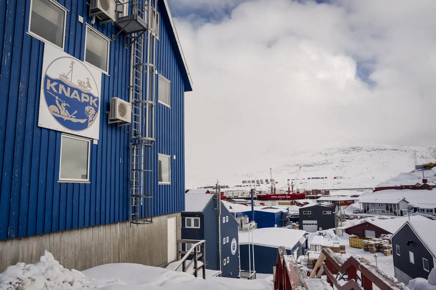 I et klassisk, blåt grønlandsk hus holder KNAPK, fiskerne og fangernes erhvervsorganisation i Grønland, til med udsigt over havnen i Nuuk.