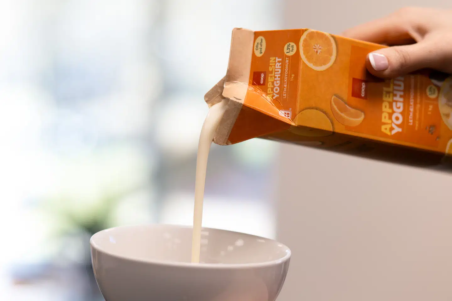 Coop fjerner skruelåg fra yoghurt og ymer fra dagligvarekædens eget mærke "Coop". Det gælder blandt andet yoghurt med smag af appelsin.