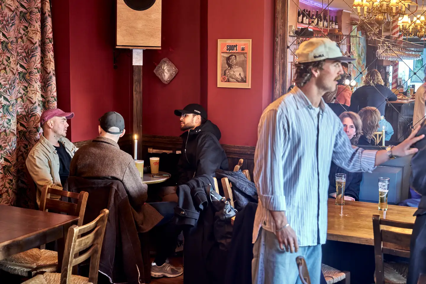 Der er høje mørke træpaneler og rødmalede vægge på ny bar med vin og barsnacks på kortet.