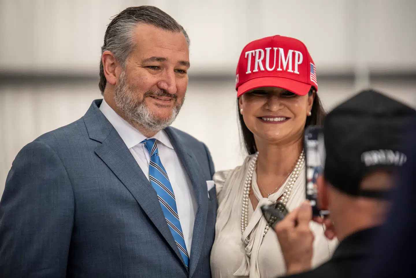 Ted Cruz tager et billede sammen med en Trump-støtte forud for et besøg fra netop Trump.