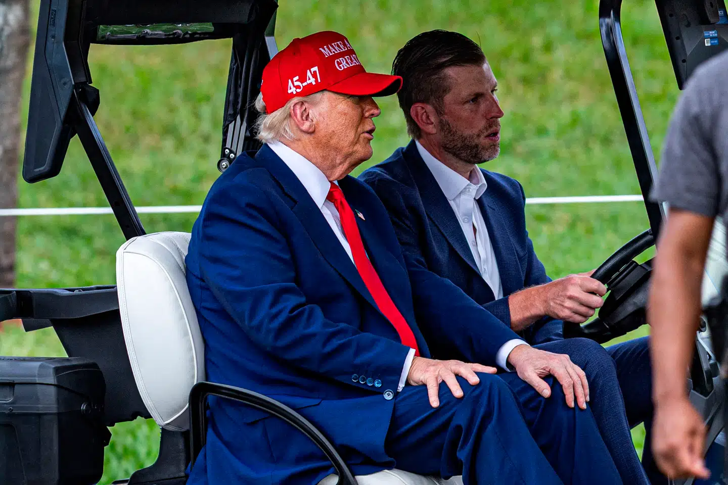 Donald Trump og Eric Trump ved golfklubben Trump National Doral Miami i Florida. Foto: Lauren Sopourn, Scanpix