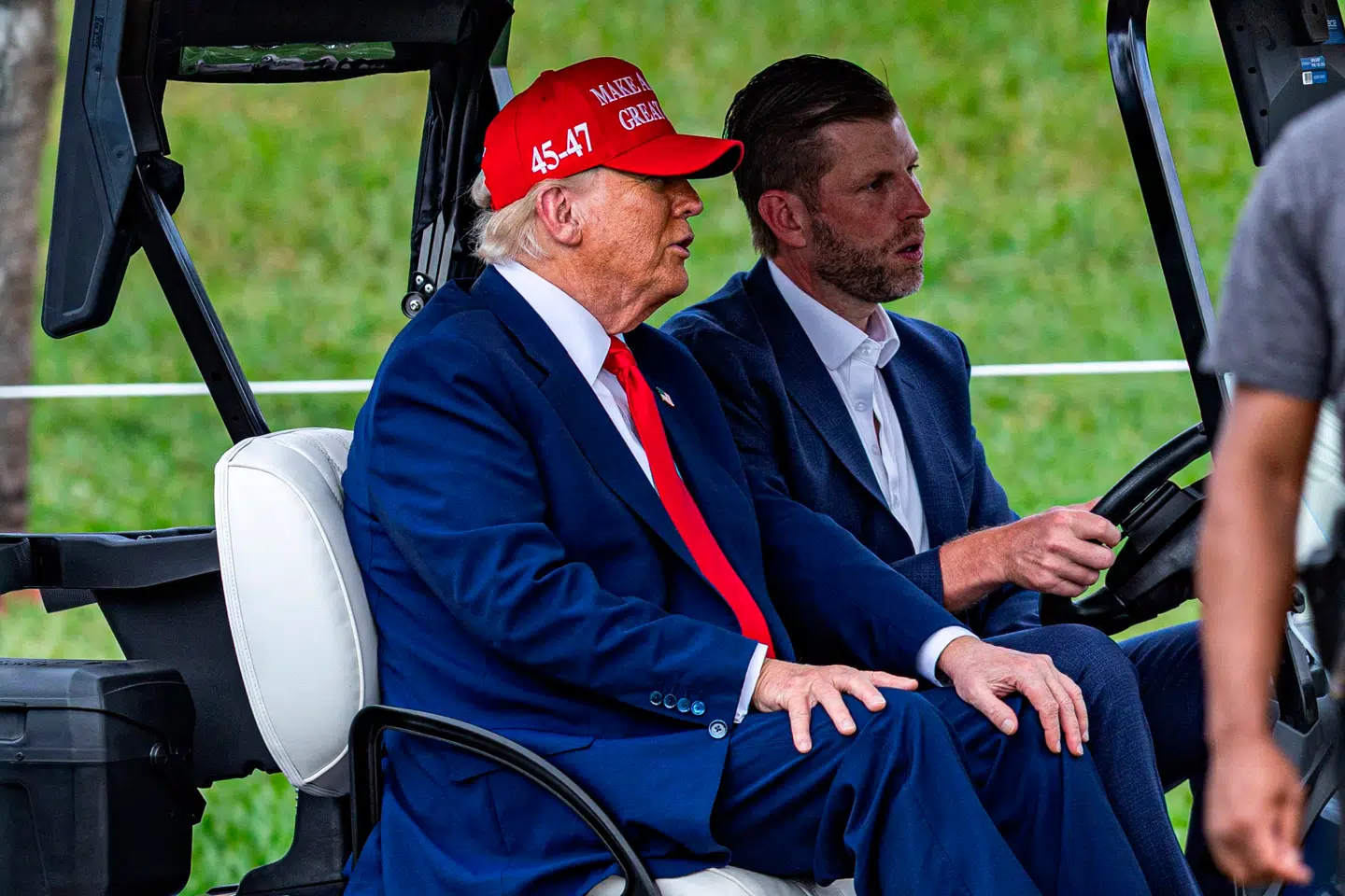 Donald Trump og Eric Trump ved golfklubben Trump National Doral Miami i Florida. Foto: Lauren Sopourn, Scanpix
