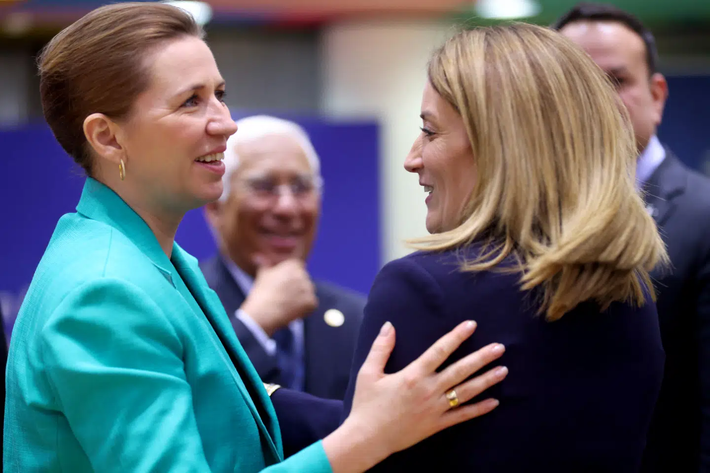 »Nu lægger både Rusland og USA et stort økonomisk, militært og værdimæssigt geopolitisk pres på EU, og det er altafgørende at holde sammen på Europa,« skriver Bent Nørby Bonde. Her ses Mette Frederiksen og formand for Europa-Parlamentet Roberta Metsola 1. februar 2024.