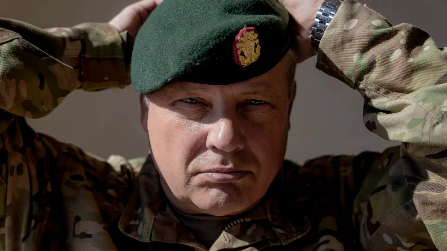 Jarl Cordua har fået udleveret våben og uniform af hjemmeværnet, som i øjeblikket oplever en kæmpe stigning i interessen.