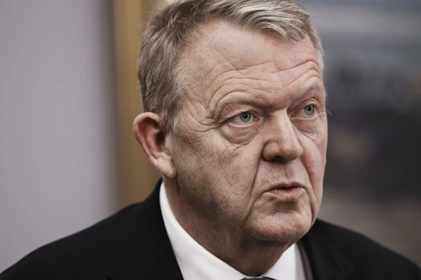 EU burde lade kaosset spille sig ud i lidt tid, inden man fremlægger et konkret modsvar mod USA's told på udenlandske varer, mener
udenrigsminister Lars Løkke Rasmussen (M). (Arkivfoto).