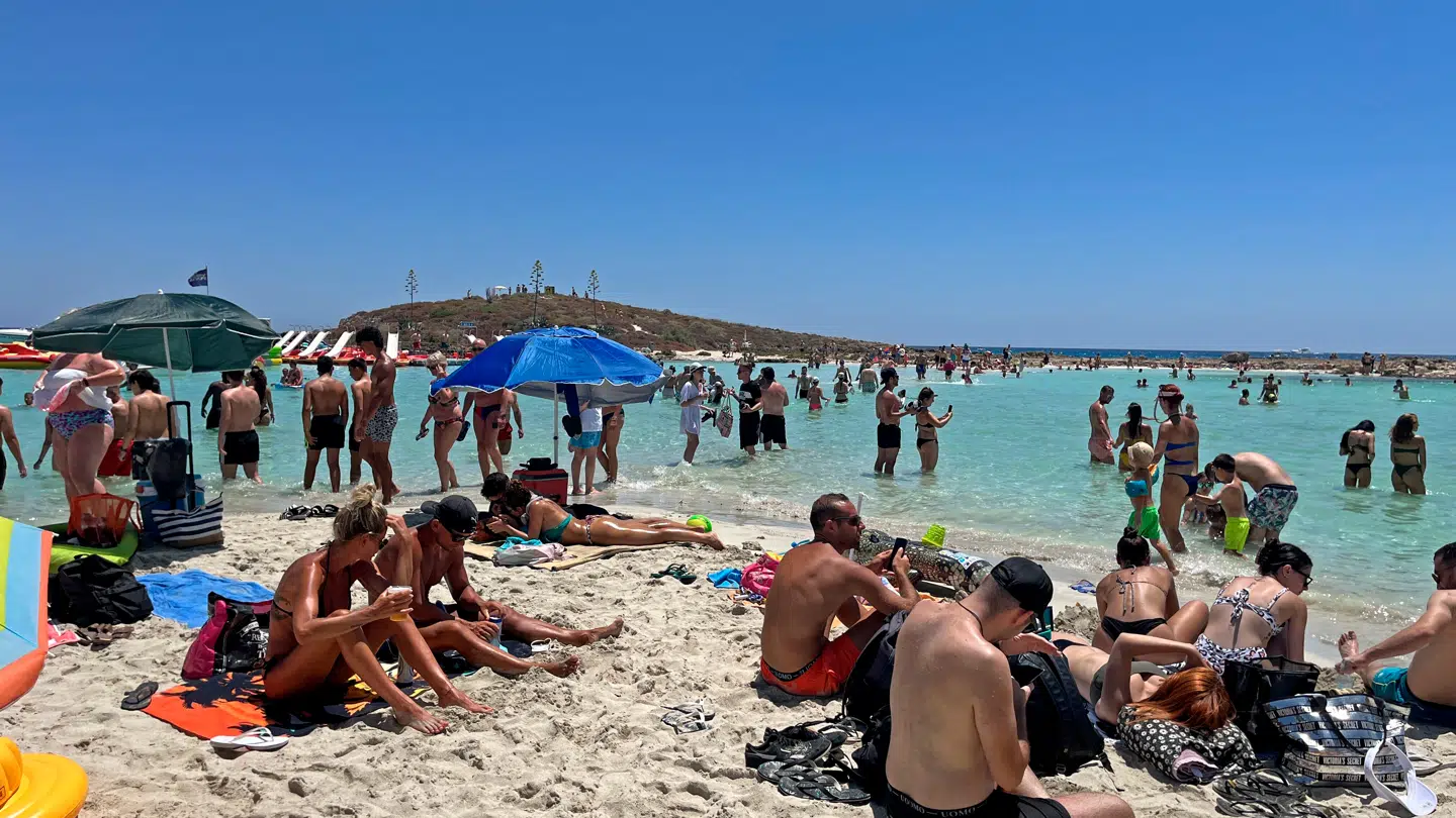 Her ses strand ved Ayia Napa på Cypern, der et af de populære rejsesteder.