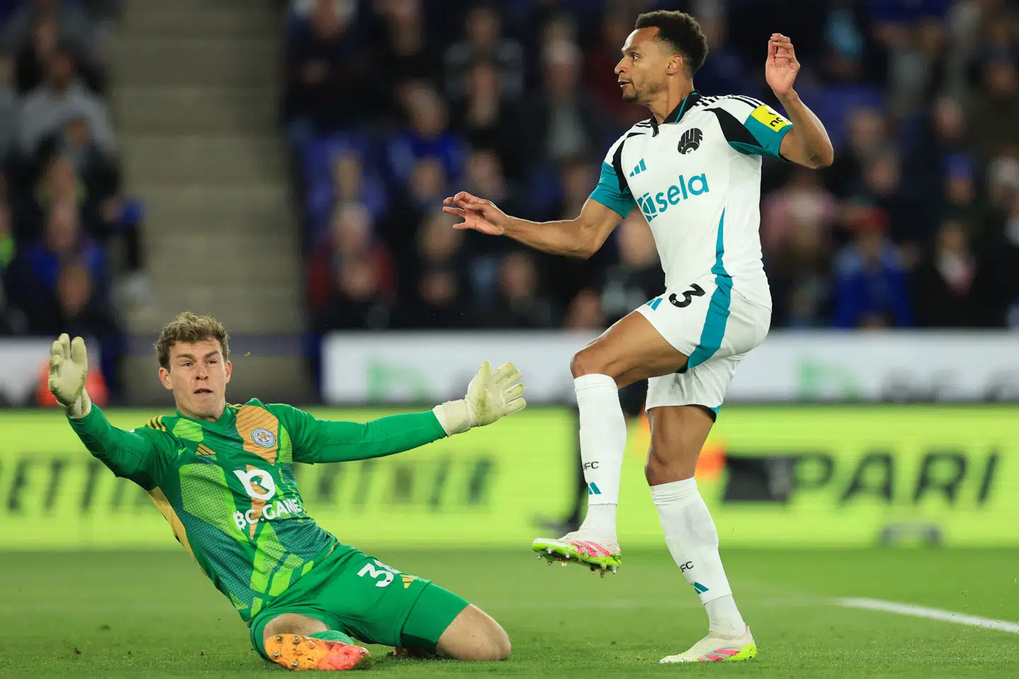 Leicester-keeper Mads Hermansen indkasserede et underholdende mål, da Newcastles Jacob Murphy gjorde det til 2-0 i 3-0-sejren i Premier League.