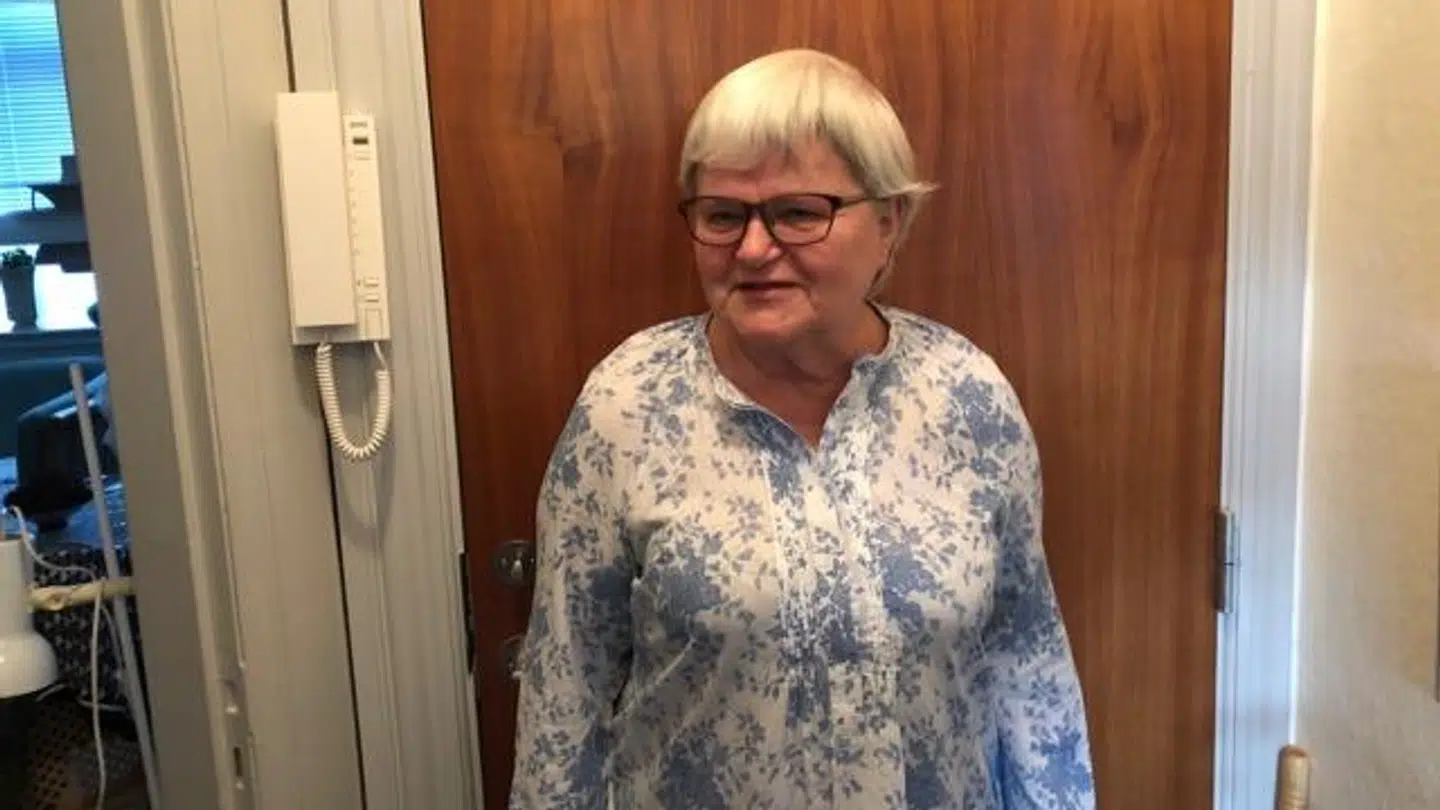 74-årige Tove Olsen er forundret over, at prisen på et præparat mod knogleskørhed var ti gange højere end normalt.