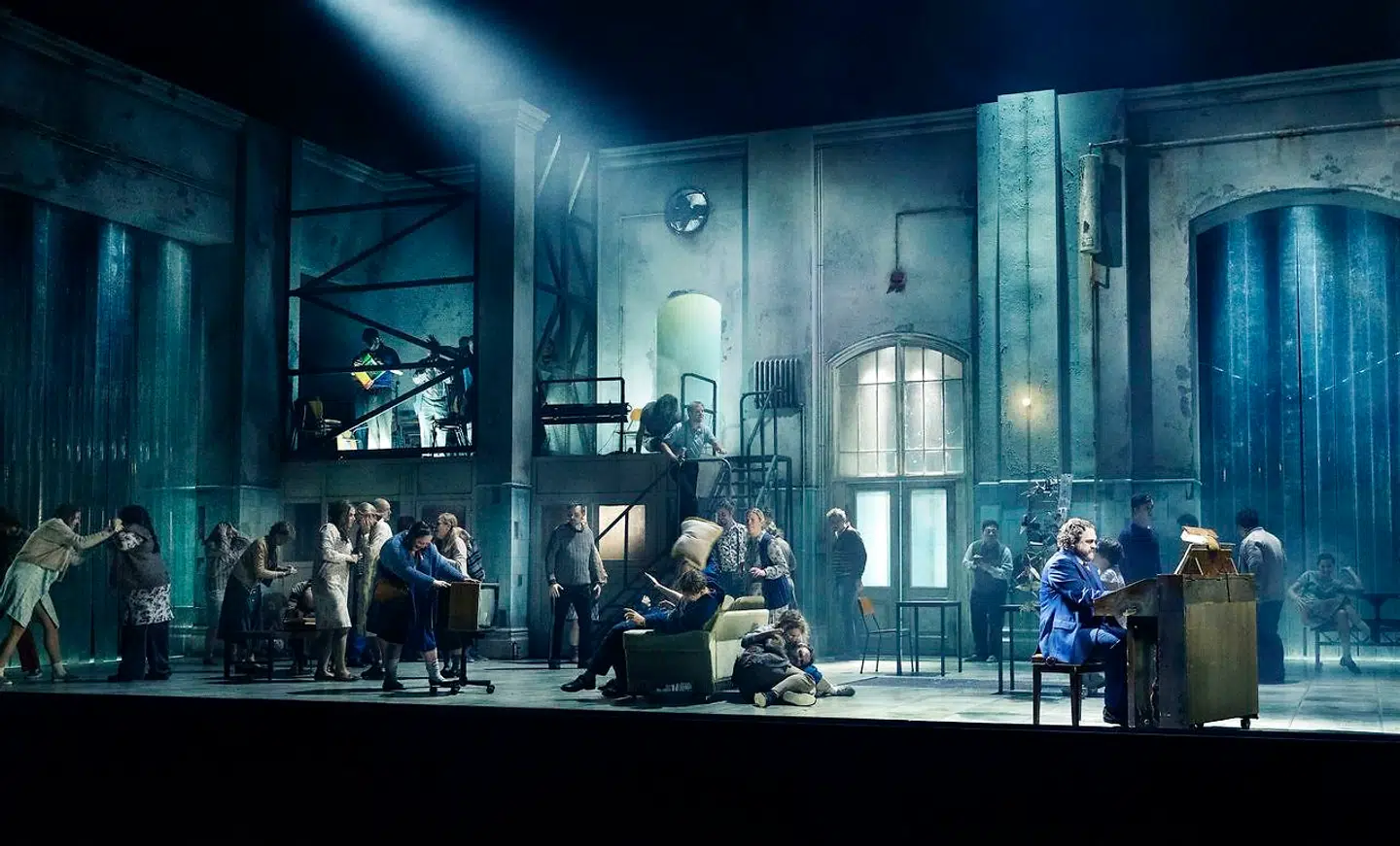 De sindssyge skejer ud, mens musikken spiller.