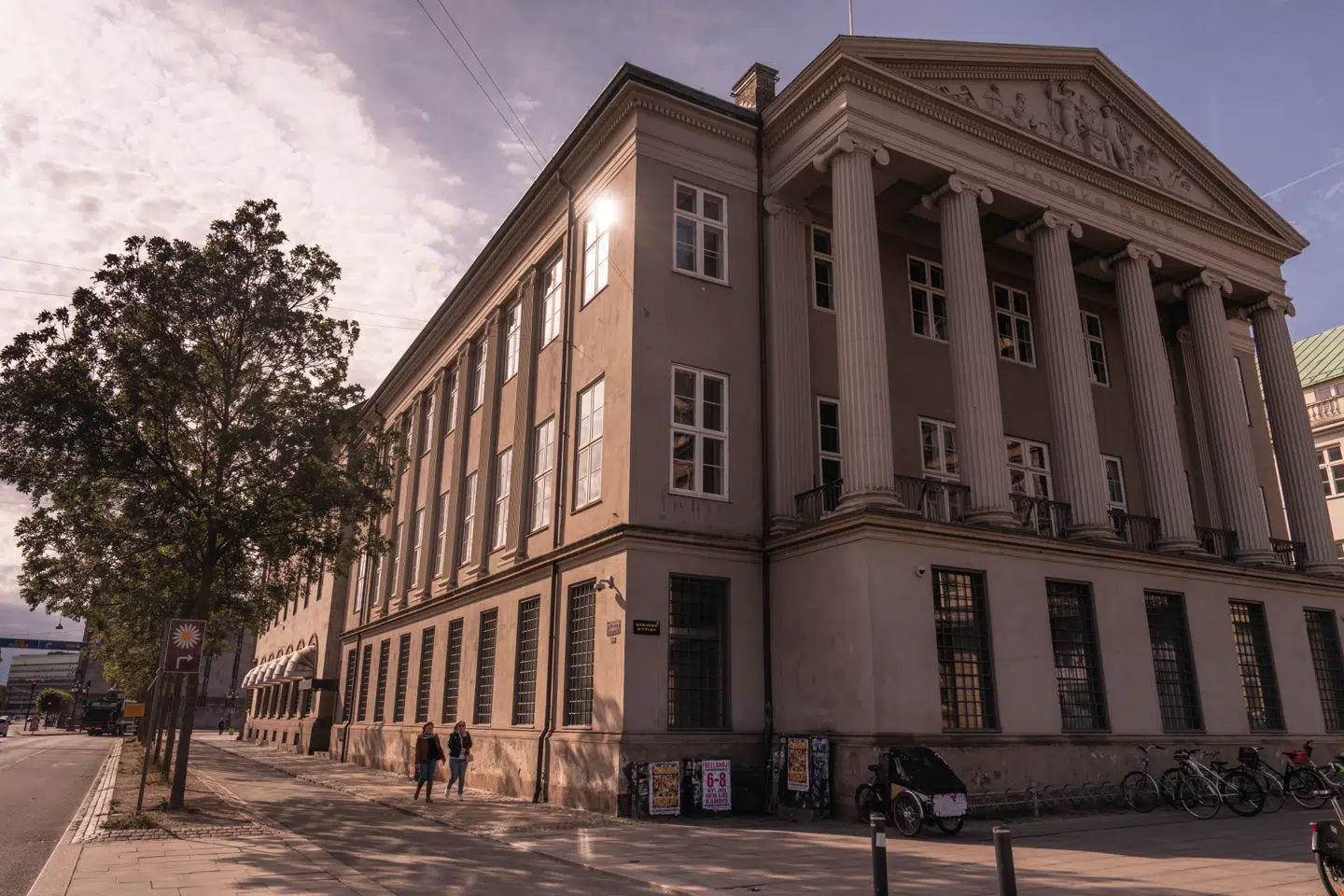 I Danske Banks nu tidligere hovedsæde på Kongens Nytorv i København sad den ledelse, der ifølge flere hundrede vrede investorer kan gøre banken erstatningsansvarlige for deres kurstab under hvidvasksagen.