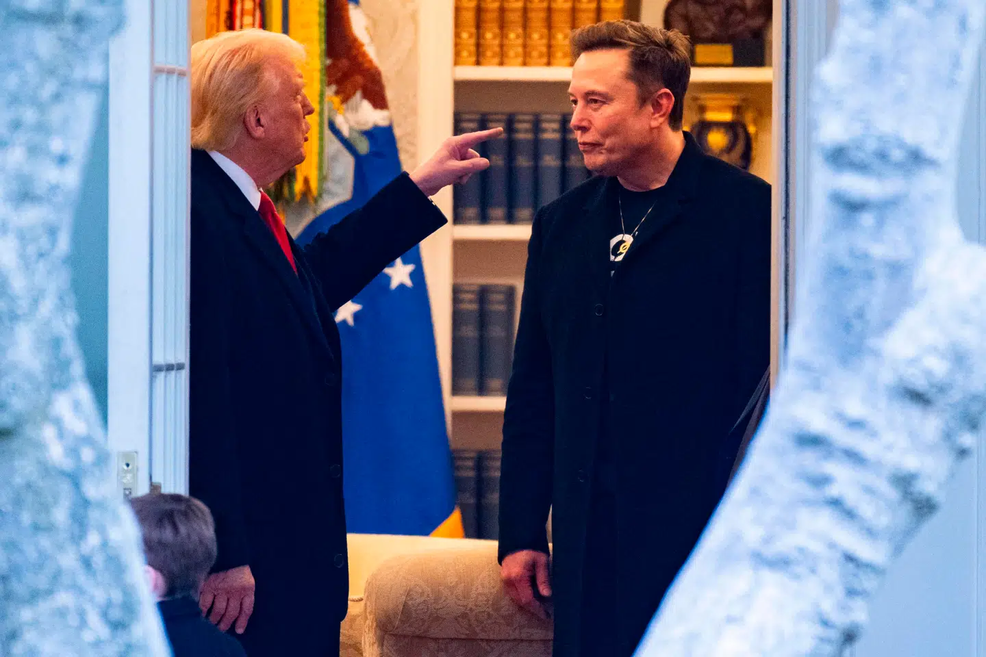 Ingen kan bremse Trump, heller ikke hans største donor og verdens rigeste mand, Elon Musk. Musk forsøgte i weekenden at overtale Trump til at droppe sin toldkrig, men Trump bad ham rende og hoppe, skriver flere amerikanske medier. Og det er status på Trumps magt i øjeblikket. Han er uhæmmet.