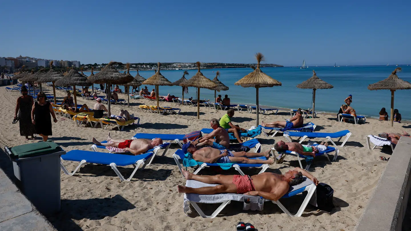 Her ses folk på en strand på Mallorca i maj sidste år.
