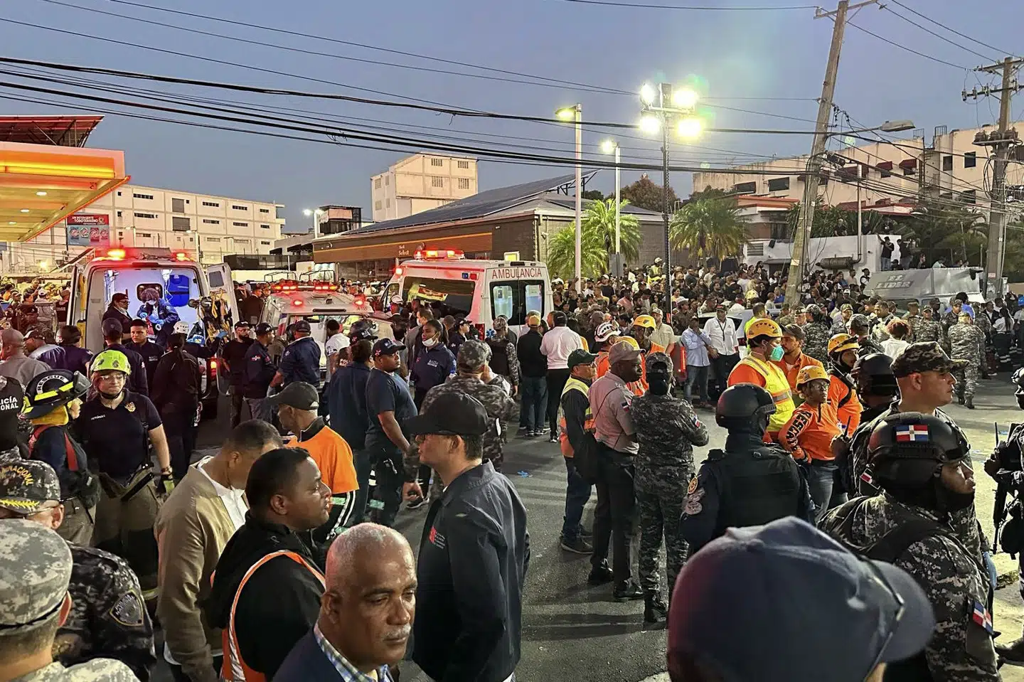 Adskillige mennesker er fanget i murbrokkerne, efter at et tag på en natklub i Den Dominikanske Republik tirsdag styrtede sammen. Næsten 100 mennesker er omkommet.