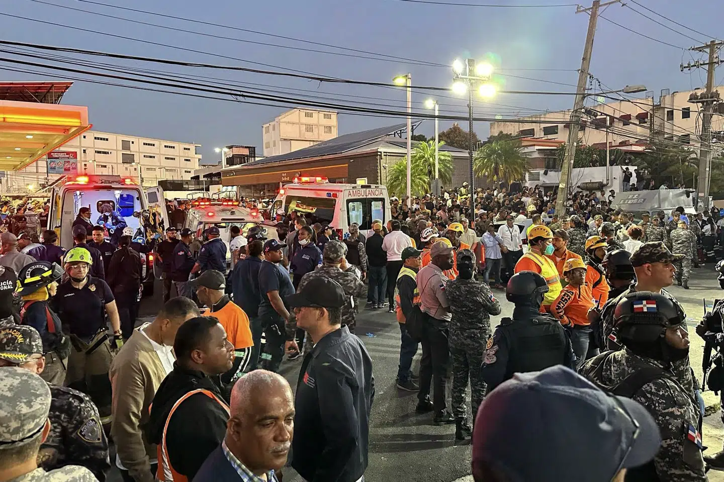 Adskillige mennesker er fanget i murbrokkerne, efter at et tag på en natklub i Den Dominikanske Republik tirsdag styrtede sammen. Næsten 100 mennesker er omkommet.