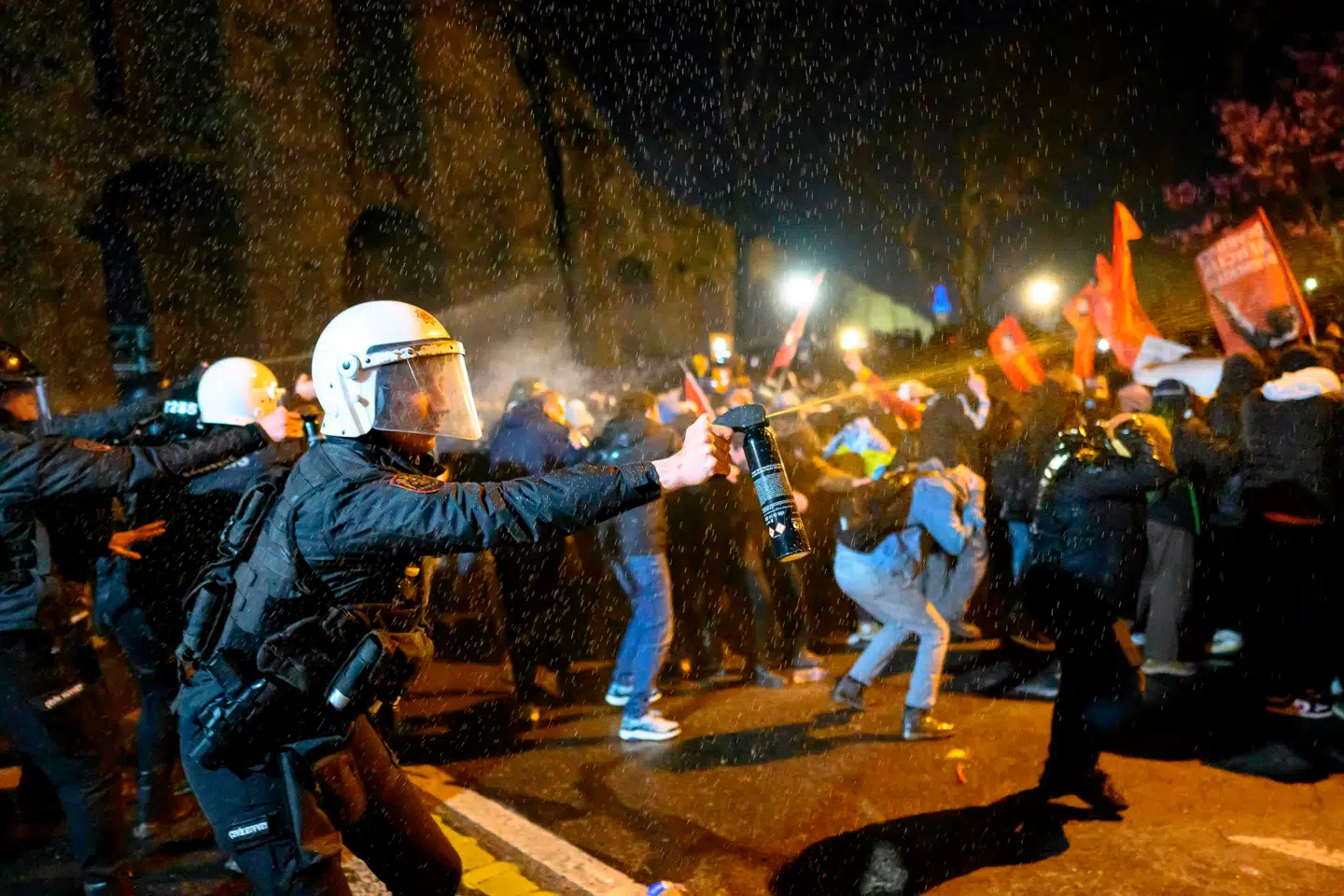 Erdogan har sat alt ind på at knuse protesterne mod anholdelsen af hans vigtigste politiske rival. Her ses politibetjente i aktion i Istanbul.