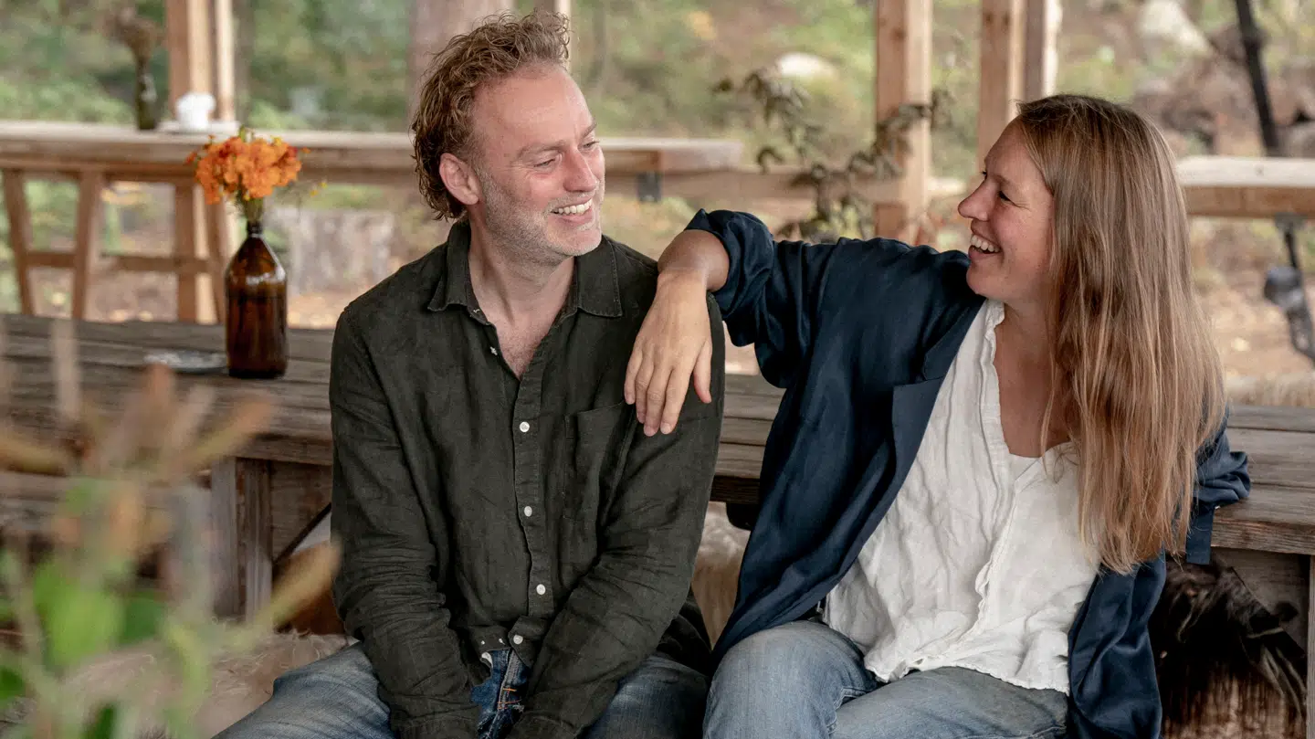 Mette Helbæk og Flemming Schiøtt skal have forladt Sverige med en milliongæld, skuffede ansatte og 150 tønder med lort.