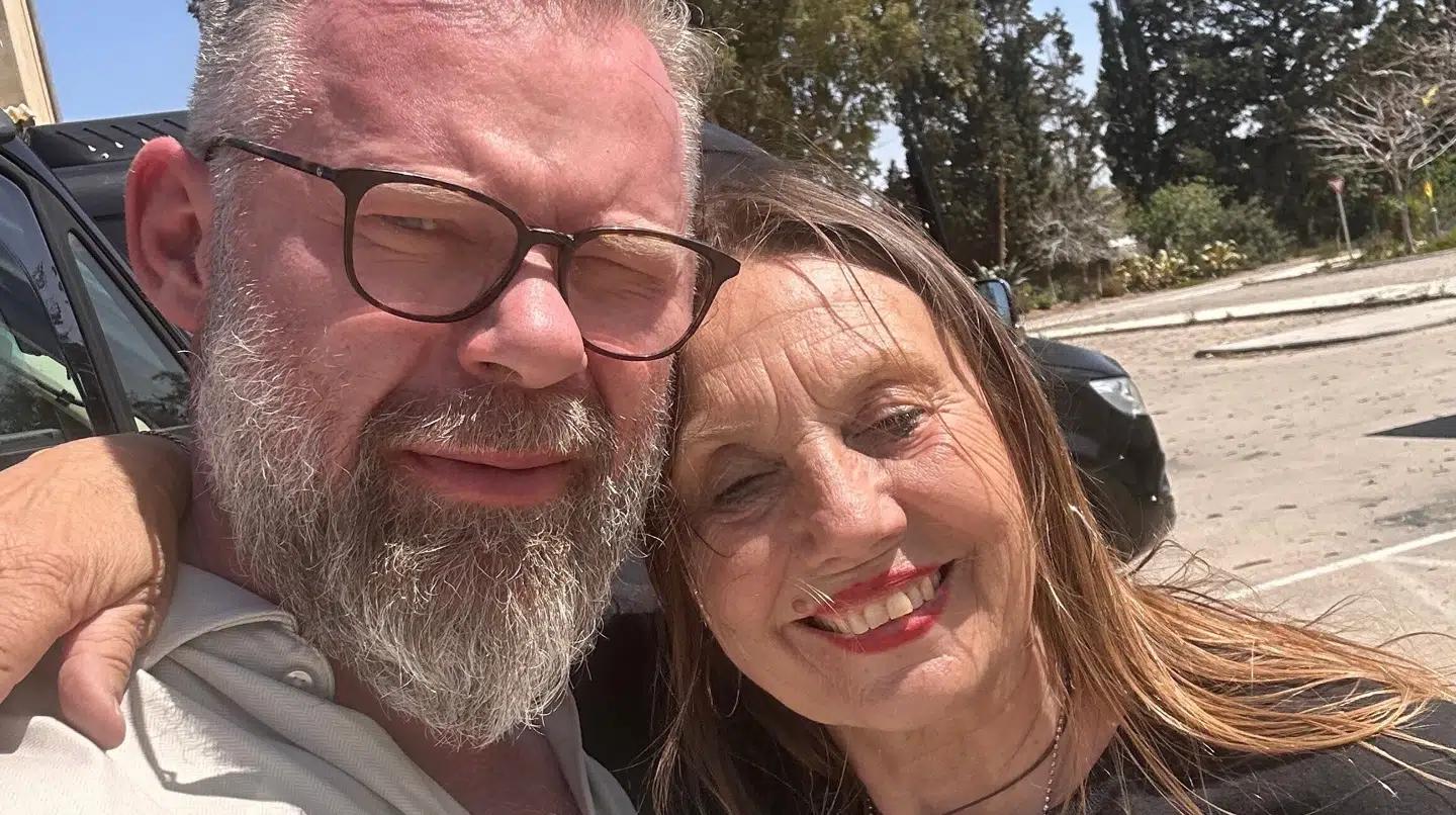 Rita (th.) overlevede Hamas' brutale angreb mod kibbutzen Nir Oz den 7. oktober 2023.