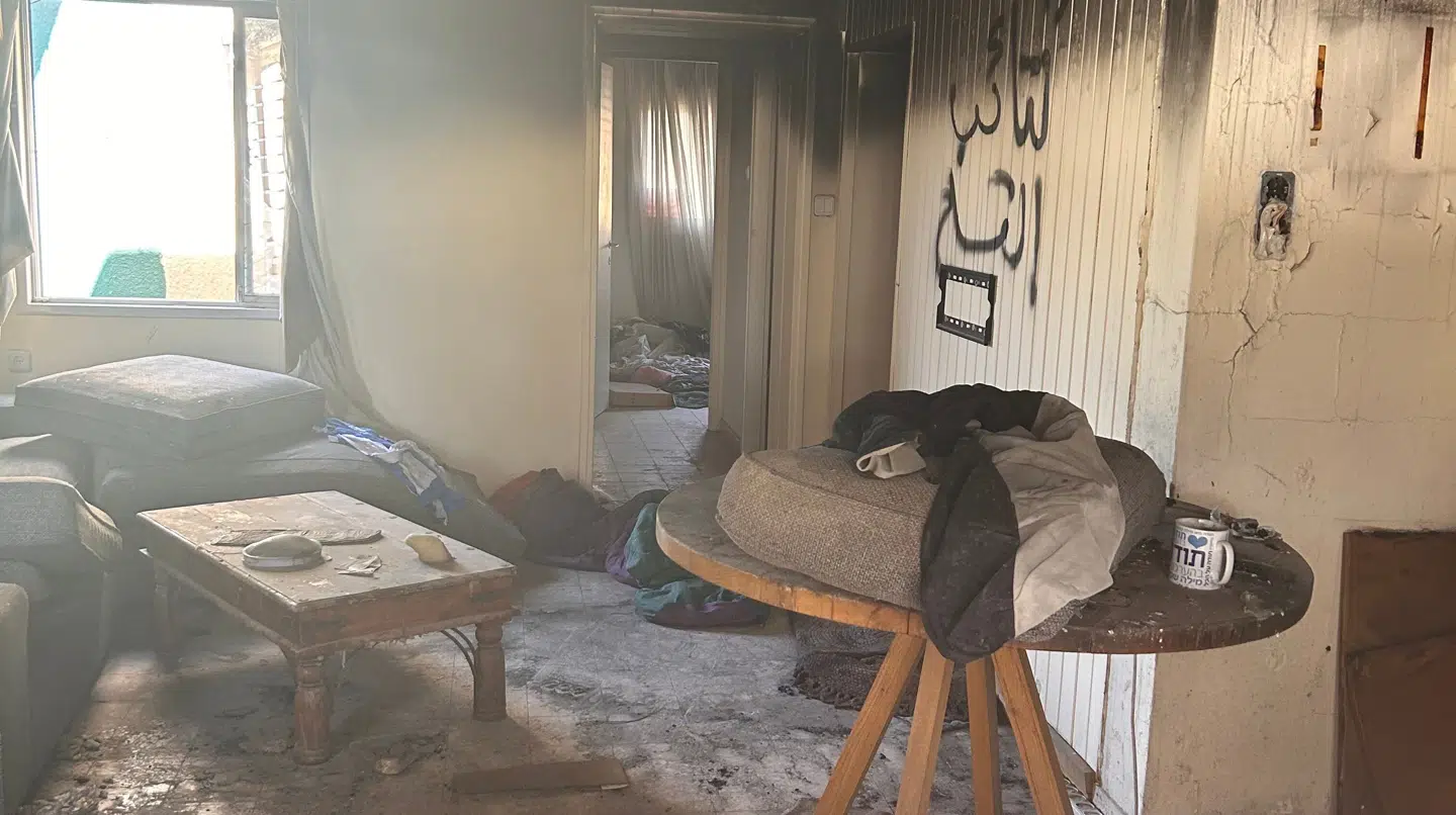En hærget og nedbrændt opholdsstue i et hus i kubbitzen Nir Oz, hvor over 100 indbyggere på brutal vis blev dræbt eller taget til fange af Hamas den 7. oktober 2023.