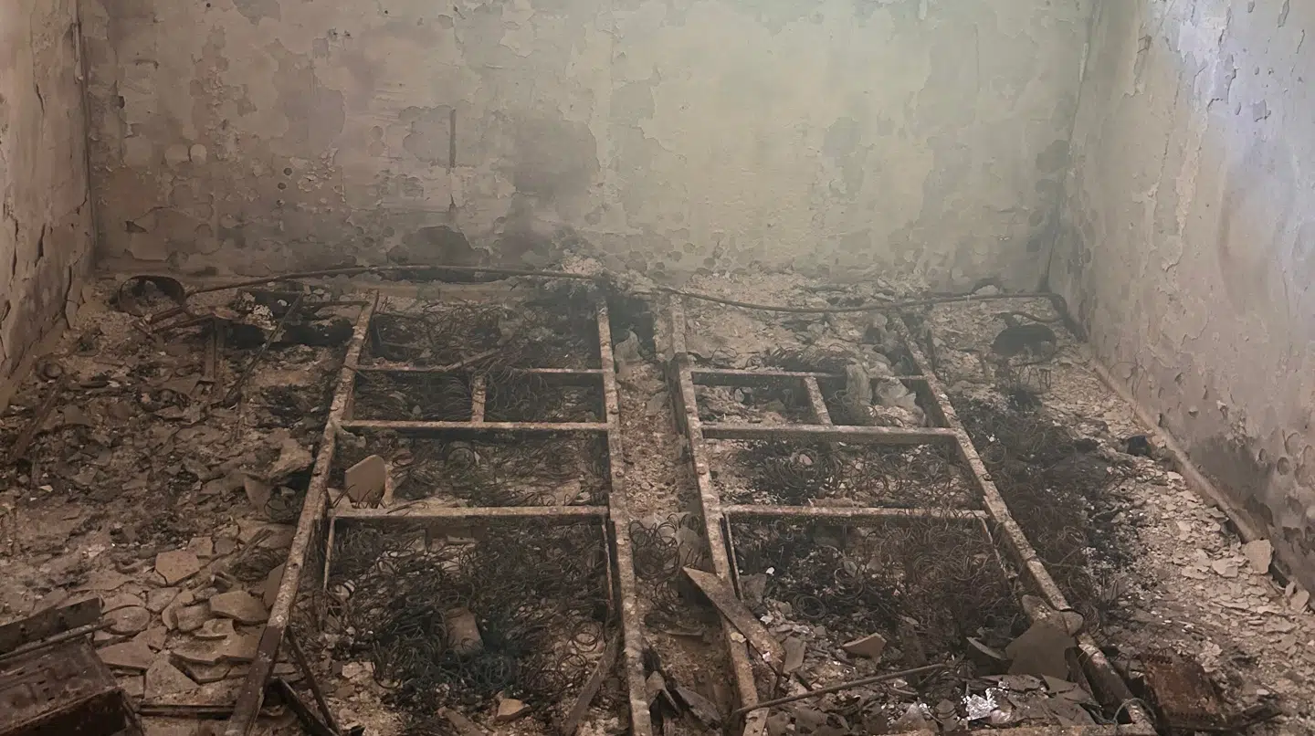Et nedbrændt soveværelse i et hus i kubbitzen Nir Oz, hvor over 100 indbyggere på brutal vis blev dræbt eller taget til fange af Hamas den 7. oktober 2023.
