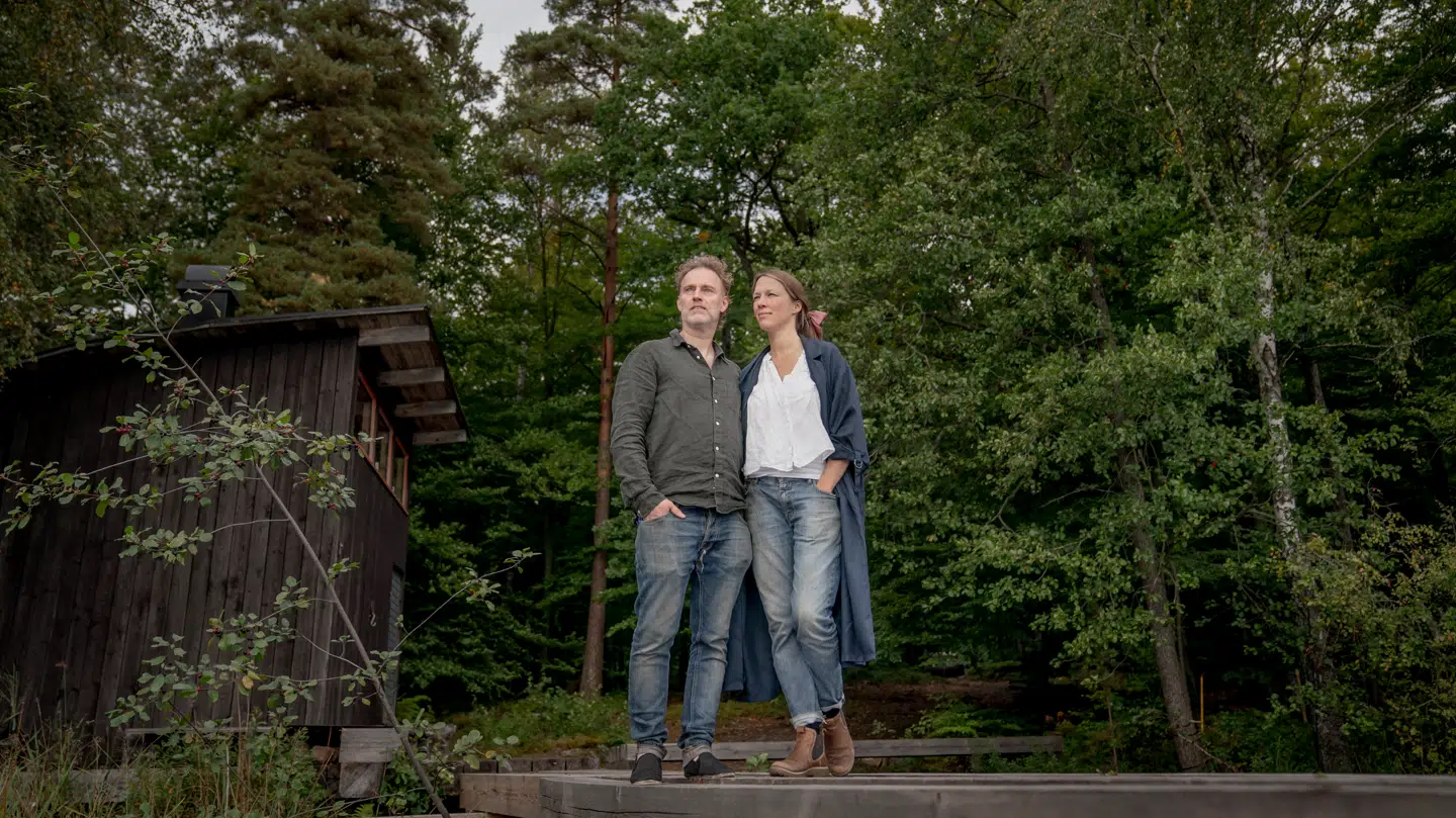 Mette Helbæk og Flemming Schiøtt var gået fra hinanden, men fandt ud af, at de ikke kan undvære hinanden. I dag bor de sammen i Sverige, hvor de driver spisestedet Stedsans In The Woods.