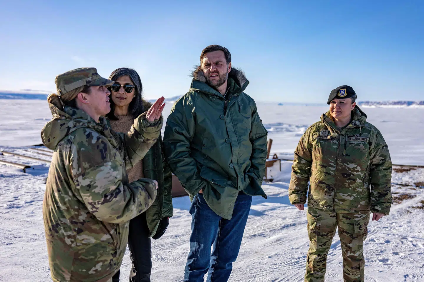 Den amerikanske vicepræsident, J.D. Vance (tredje fra venstre), ses her på besøg i Grønland i marts med sin hustru, Usha Vance (anden fra venstre).