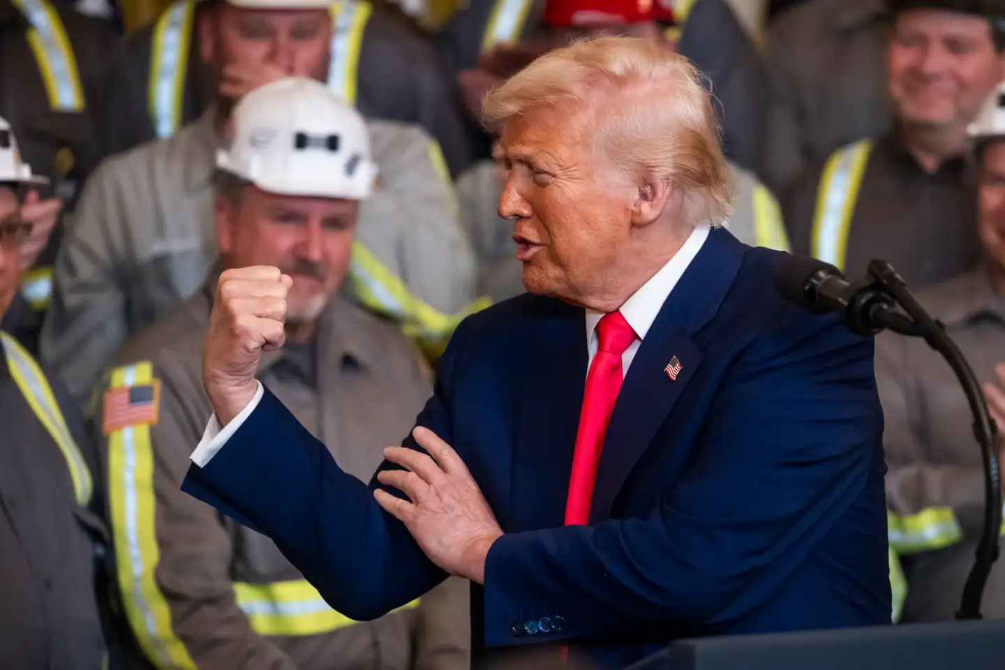 Donald Trumps toldsatser over for EU er nu trådt i kraft. Men det slutter ikke her, slår han fast.