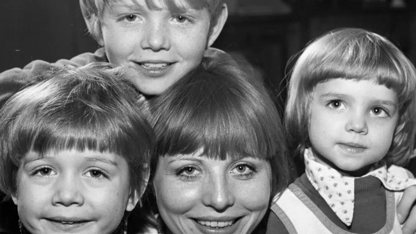 Skuespiller Helle Hertz fotograferet med sine tre børn, Anders Peter Bro, Nicolas Bro og Laura Bro tilbage i 1976