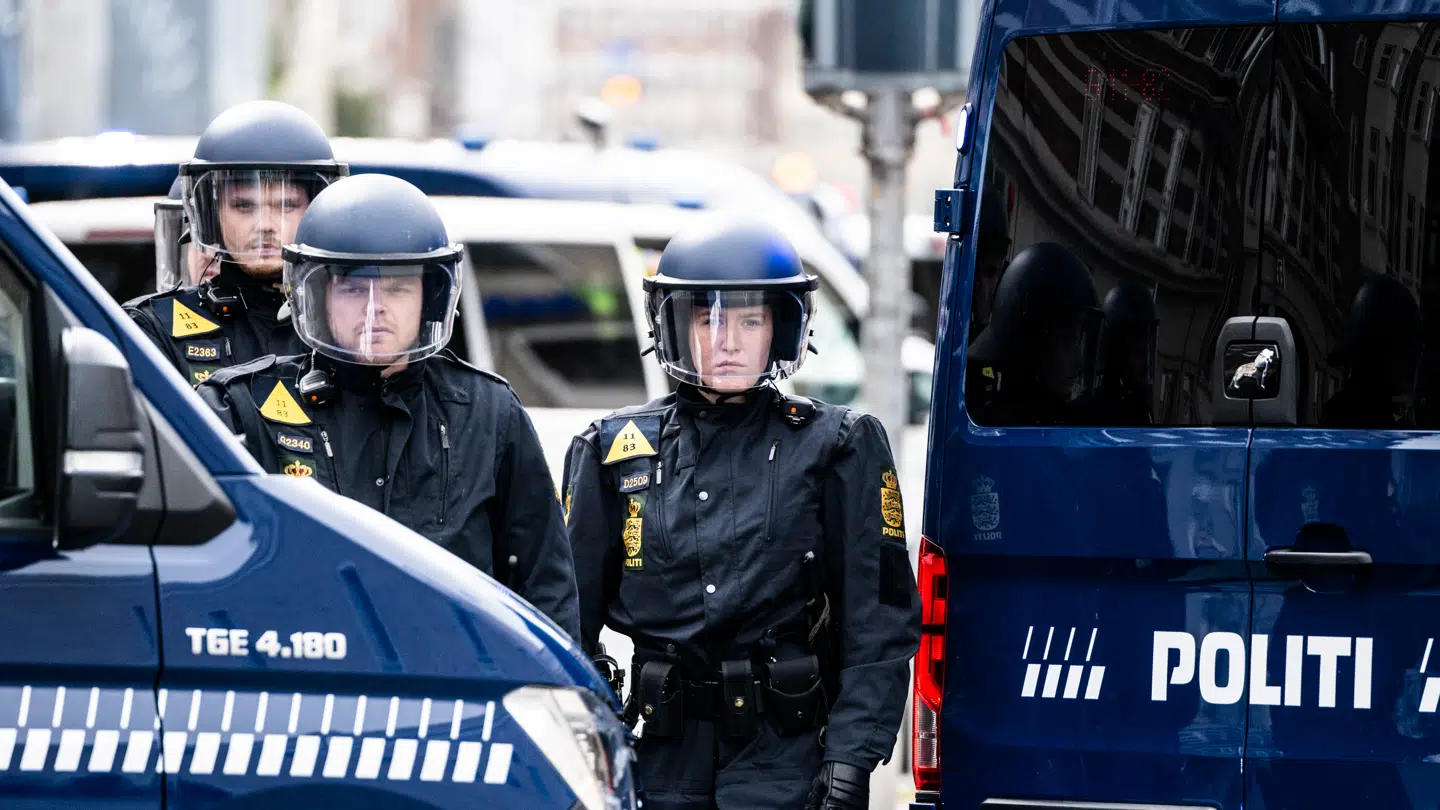 Kampklædt politi i efteråret 2024 til derby. Søndag er vilkårene noget anderledes for ordensmagten, når der ikke er udebanefans i Parken.
