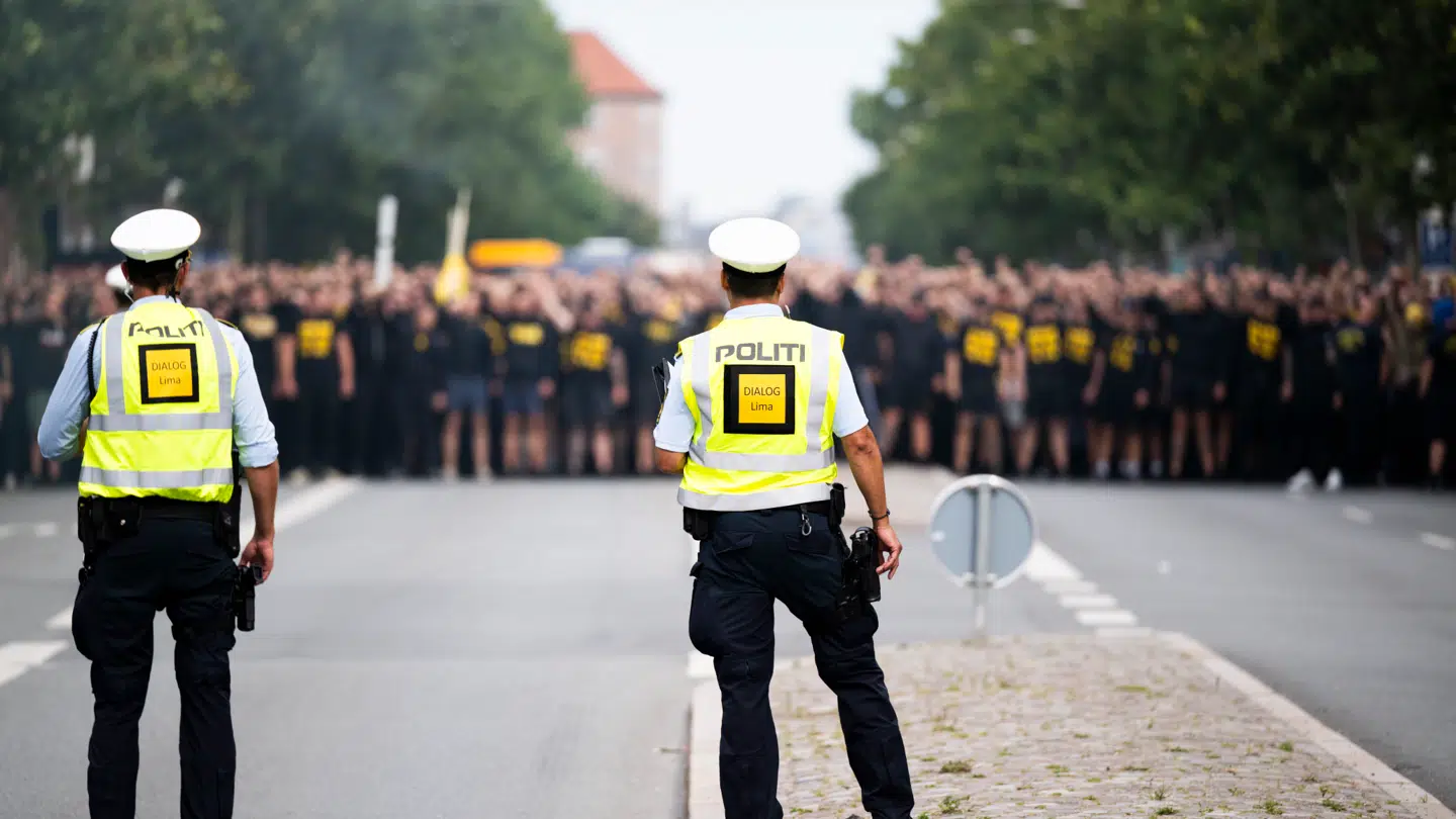 Superligafodbold i Parken: FCK - Brøndby. Politiet holder øje med Brøndbys hooligan march. Søndag den 1. september 2024.