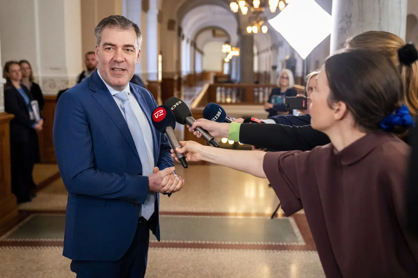Undervejs måtte klimaminister Lars Aagaard åbne sin madpakke, så han kunne opretholde energien under de mange spørgsmål fra oppositionen, hvoraf flere mente, at ministeren ikke svarede fyldestgørende.