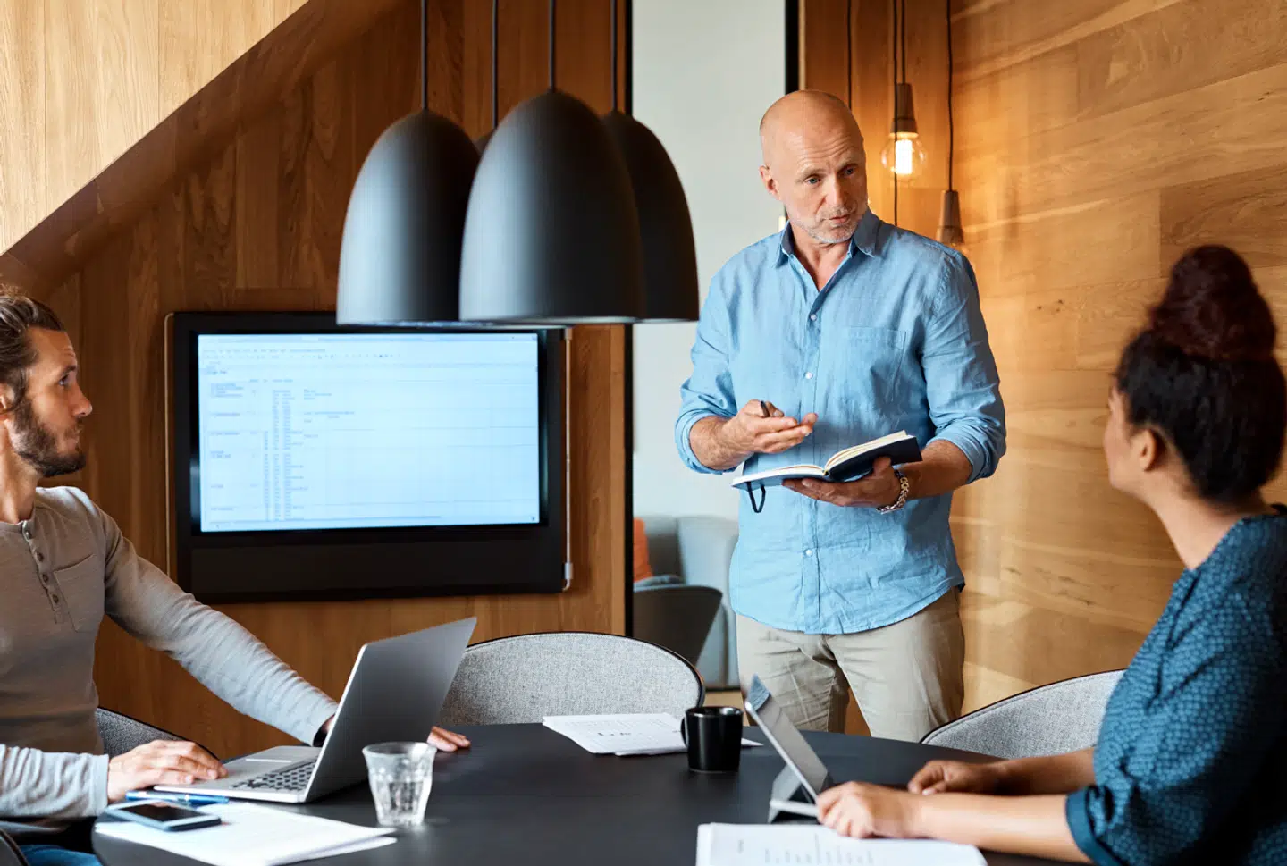 56% af ledere svarer, at de bruger AI – men kun en lille andel mener, at de selv og deres medarbejdere har kompetencerne.