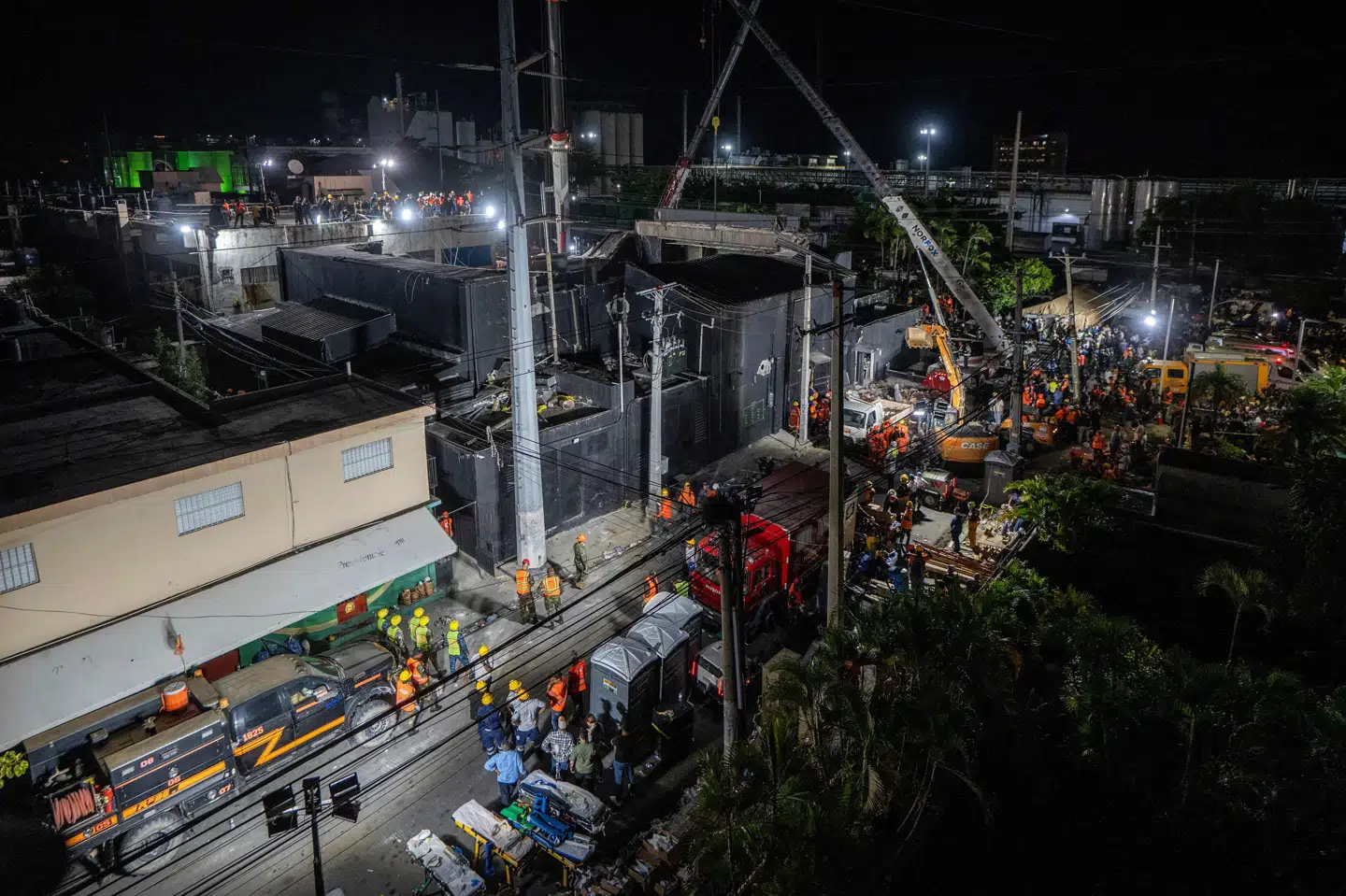 Dødstallet stiger, efter et tag kollapsede på en natklub i Santo Domingo tirsdag. Redningsfolk kæmper for at finde overlevende under murbrokkerne.