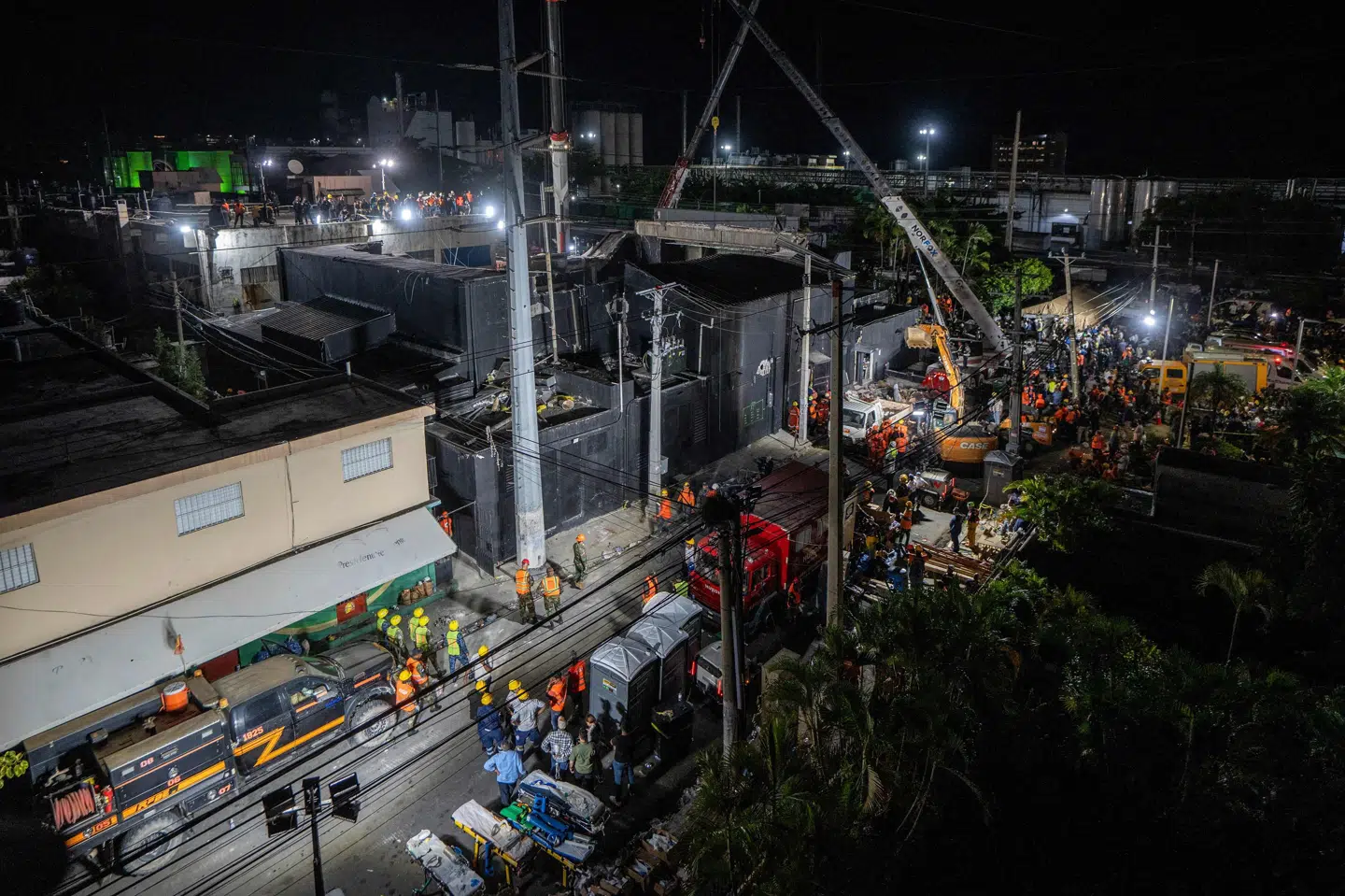 Dødstallet stiger, efter et tag kollapsede på en natklub i Santo Domingo tirsdag. Redningsfolk kæmper for at finde overlevende under murbrokkerne.