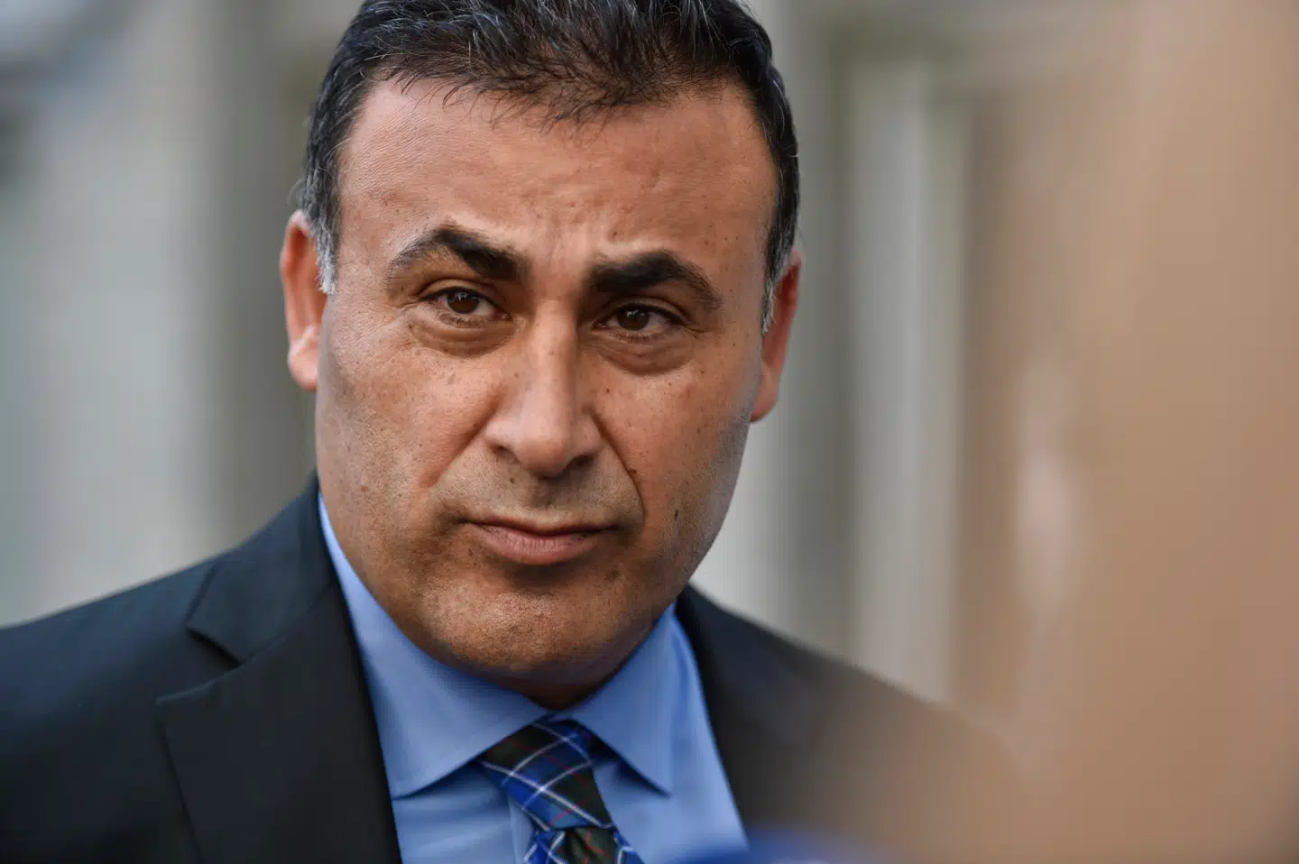 Tidligere politiker Naser Khader er blevet en del af en tiltale mod en muslimsk betjent.