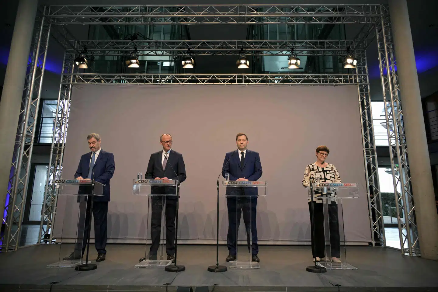 Tysklands nye regeringskoalition med partierne CDU/CSU og SPD er onsdag eftermiddag blevet præsenteret på et pressemøde i hovedstaden Berlin. Fra venstre mod højre ses CSU's partileder, Markus Söder, CDU's leder og kommende forbundskansler, Friedrich Merz, samt SPD's to partiledere, Lars Klingbeil og Saskia Esken.