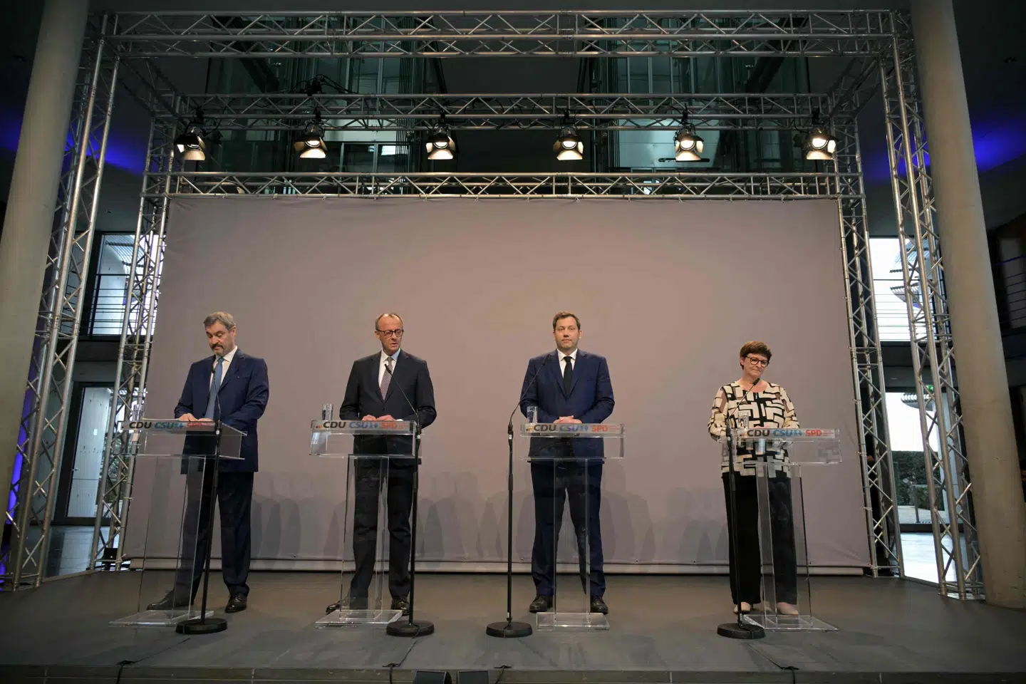 Tysklands nye regeringskoalition med partierne CDU/CSU og SPD er onsdag eftermiddag blevet præsenteret på et pressemøde i hovedstaden Berlin. Fra venstre mod højre ses CSU's partileder, Markus Söder, CDU's leder og kommende forbundskansler, Friedrich Merz, samt SPD's to partiledere, Lars Klingbeil og Saskia Esken.