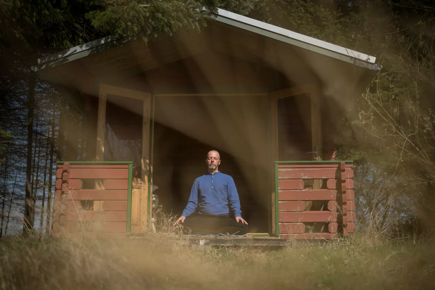 Gennem hele sit liv havde forfatteren og oversætteren Niels Lyngsø været plaget af fordømmende selvbebrejdelser og usikkerhed. I sin søgen efter fred i sindet drog han derfor afsted på sit første silent retreat.