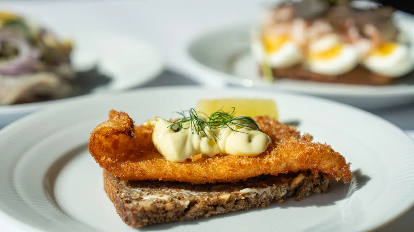 En test af supermarkedernes tilbudsaviser for påskeugen, viser, at der er priskrig om mange af de populære varer til påskebordet.