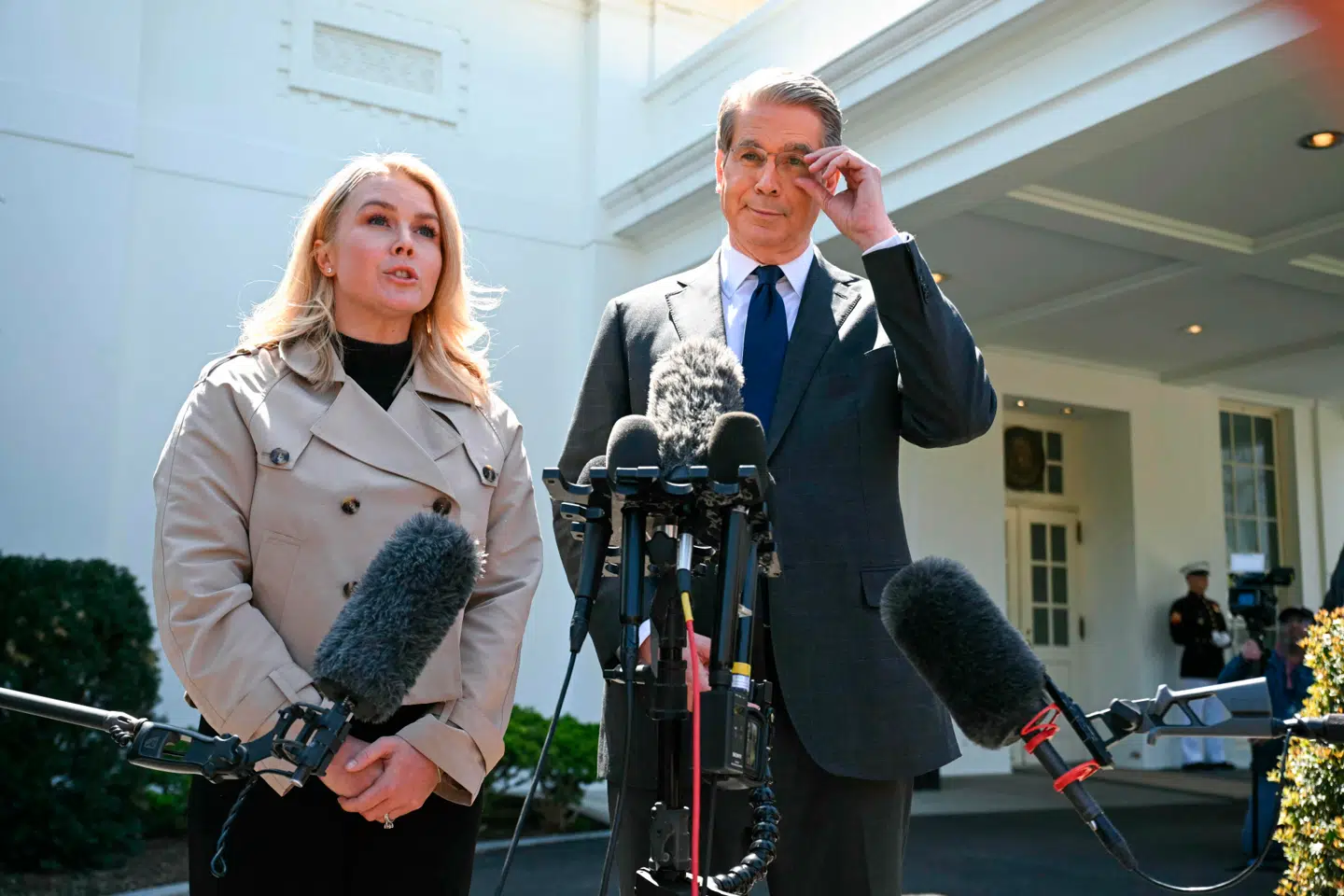 Karoline Leavitt, der er talsperson for Det Hvide Hus, og finansminister Scott Bessent mødte pressen, kort efter Trumps toldopbremsning blev annonceret.