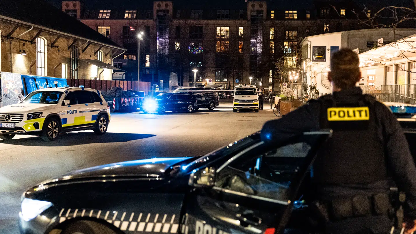 Politiet er til stede ved Kødbyen i København onsdag efter knivstikkeri.