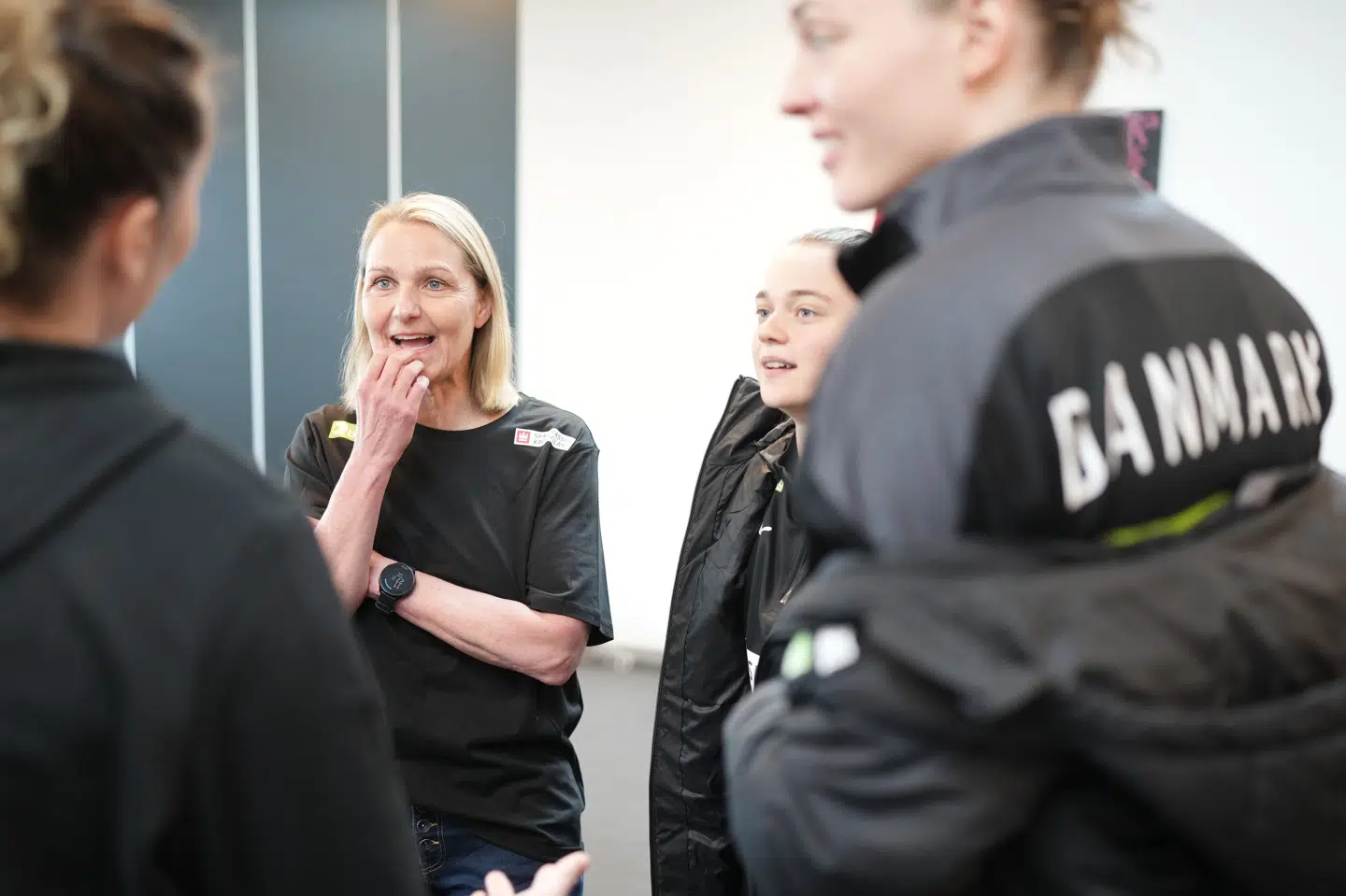 Helle Thomsen skal være ny landstræner for de danske håndboldkvinder. Hun blev præsenteret torsdag på et pressemøde i Jylland, hvor flere af spillerne også var til stede.