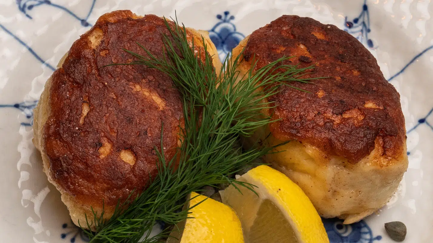 Arkivfoto af en fiskefrikadelle.