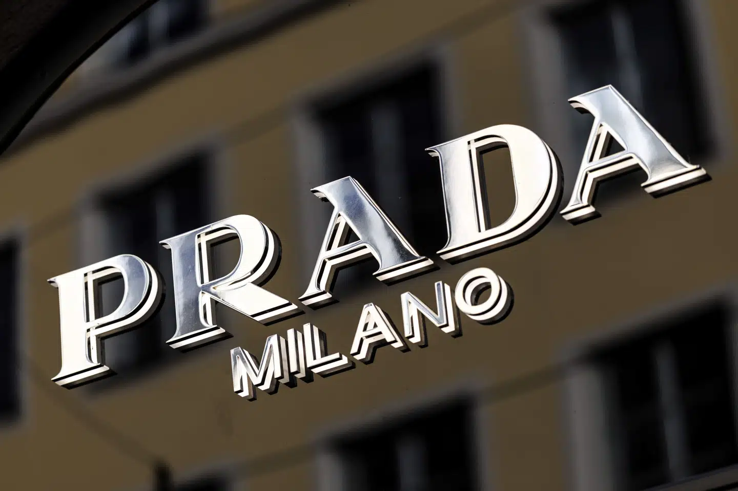 Rygterne har svirret længe, og nu køber det italienske modehus Prada det andet italienske modehus Versace.