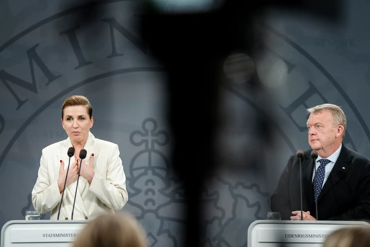 Statsminister Mette Frederiksen (S) og udenrigsminister Lars Løkke Rasmussen (M) har tydeligvis et forskelligt syn på samarbejde med Kina.