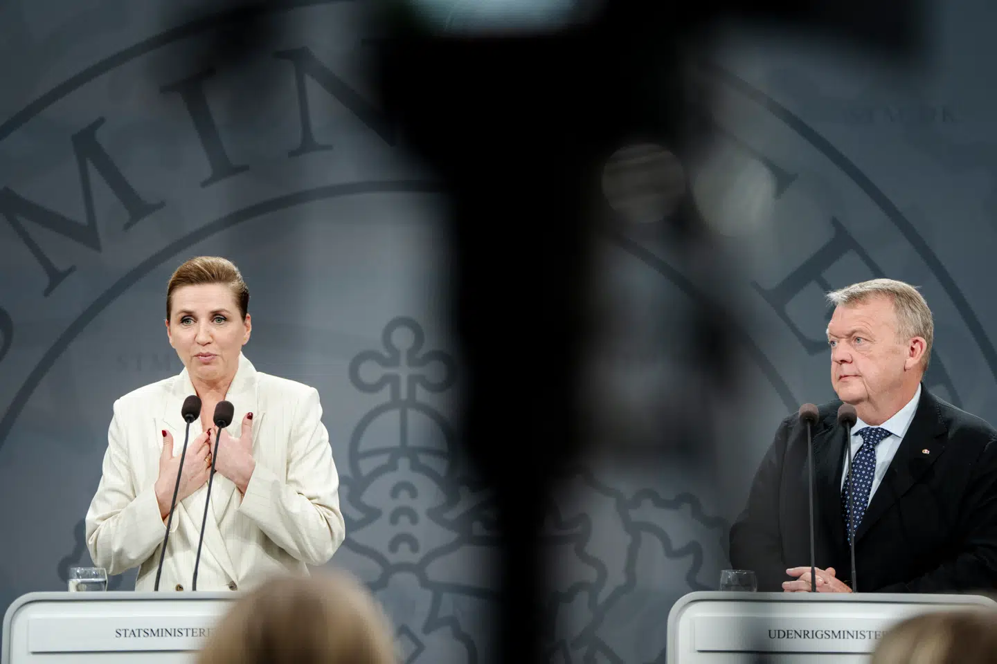 Statsminister Mette Frederiksen (S) og udenrigsminister Lars Løkke Rasmussen (M) har tydeligvis et forskelligt syn på samarbejde med Kina.