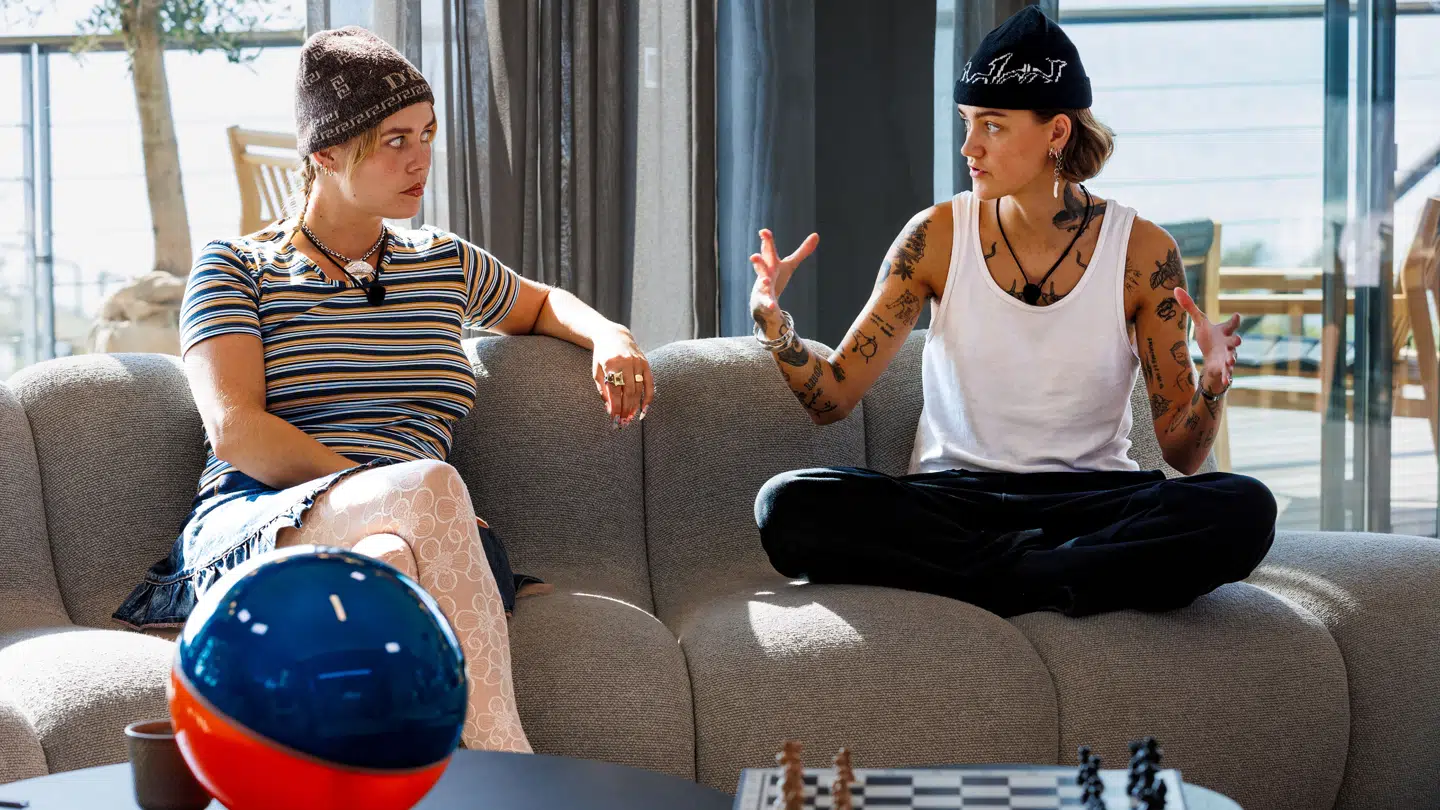 Anna Lin og Astrid Olsen i 'Spillet'.