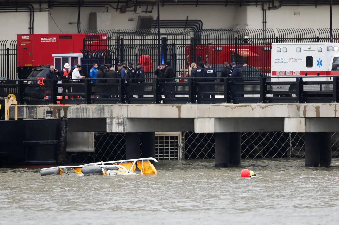 Beredskabet var talstærkt til stede ved Hudson River, efter at en helikopter styrtede ned i floden.