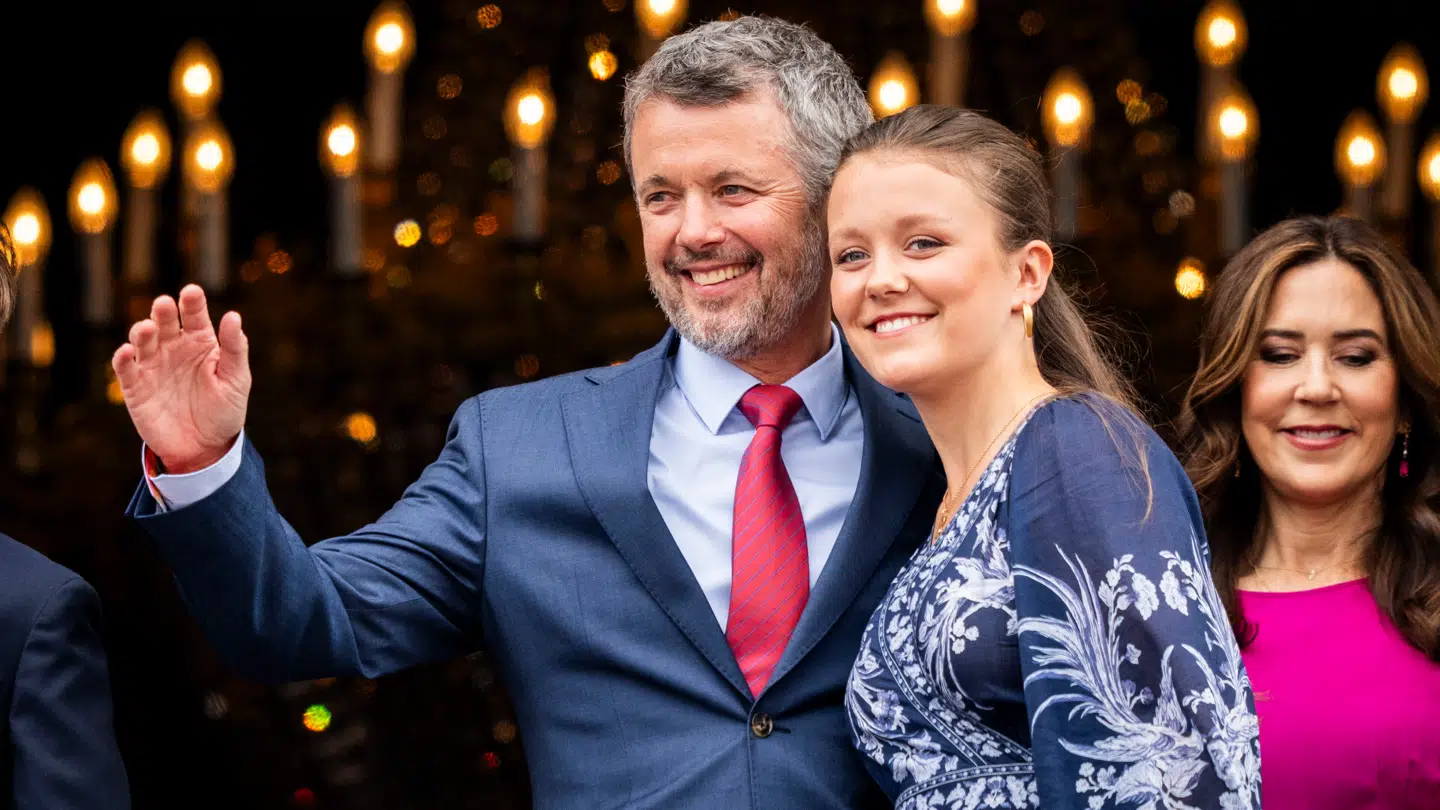 Kong Frederik X og prinsesse Isabella på balkonen på Frederik VIII's Palæ, Amalienborg Slot i anledning af kongens 56 års fødselsdag.