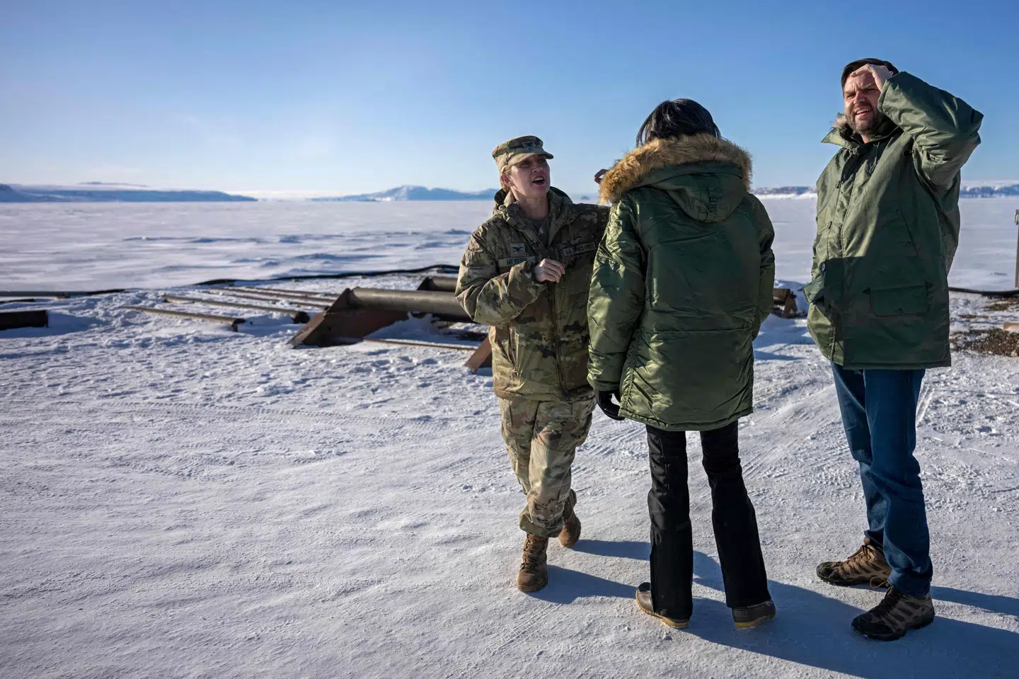 Susannah Meyers (til venstre) taler med vicepræsident J.D. Vance og hans hustru, Usha Vance, under besøg i Grønland. (Arkivfoto).